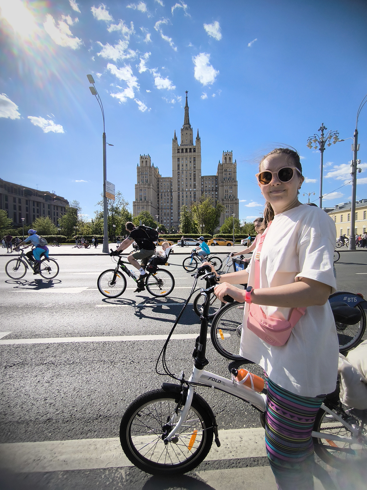 Дальше оставалось только наслаждаться видами Москвы. Мы проехали несколько мостов, видели сталинские высотки, дружно кричали и улюлюкали в туннелях, где была классная акустика. Я почему⁠-⁠то не замечала, что на Садовом кольце дорога ныряет вверх⁠-⁠вниз и ты, по сути, едешь то в горку, то с горы. На велосипеде удалось прочувствовать эти нюансы