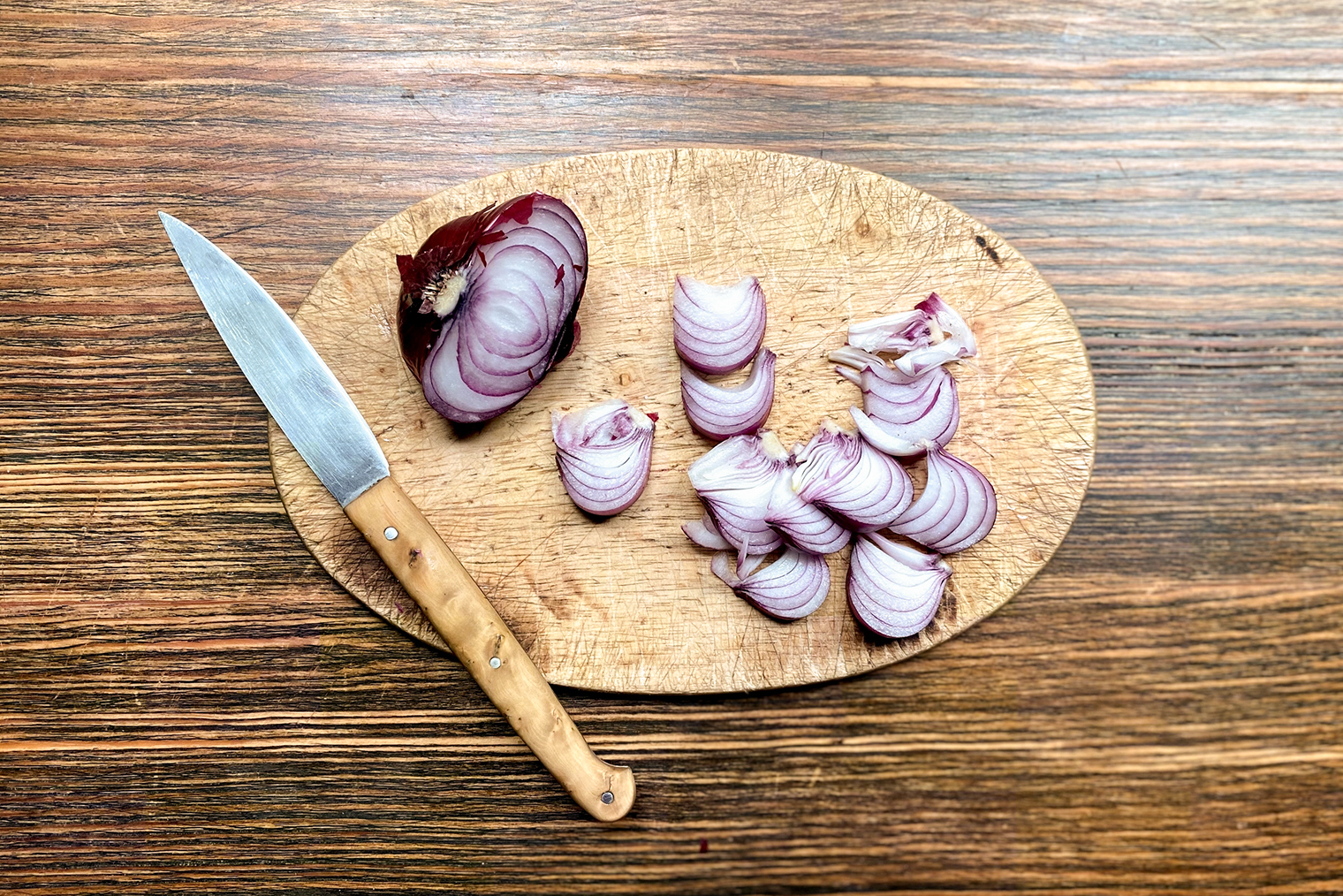 Нарезайте лук тонкими ломтиками от верхушки к корню — они сами распадутся на перья