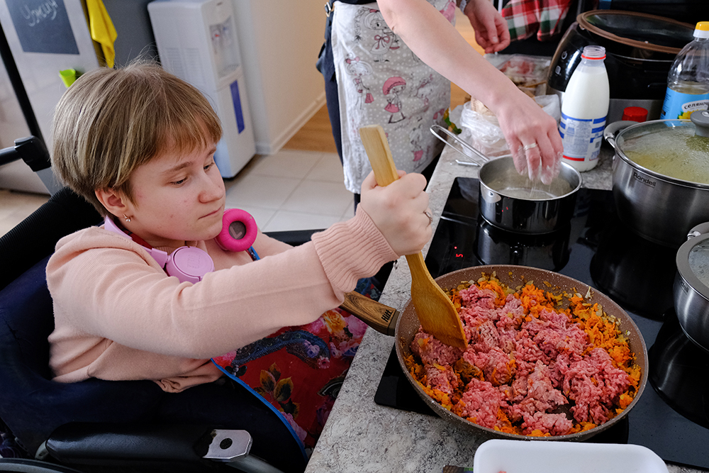 Еще находясь в Домике, Катя проявляла кулинарные способности и часто помогала поварам на кухне. Теперь девушка готовит для гостей и всех ребят в квартире сопровождаемого проживания