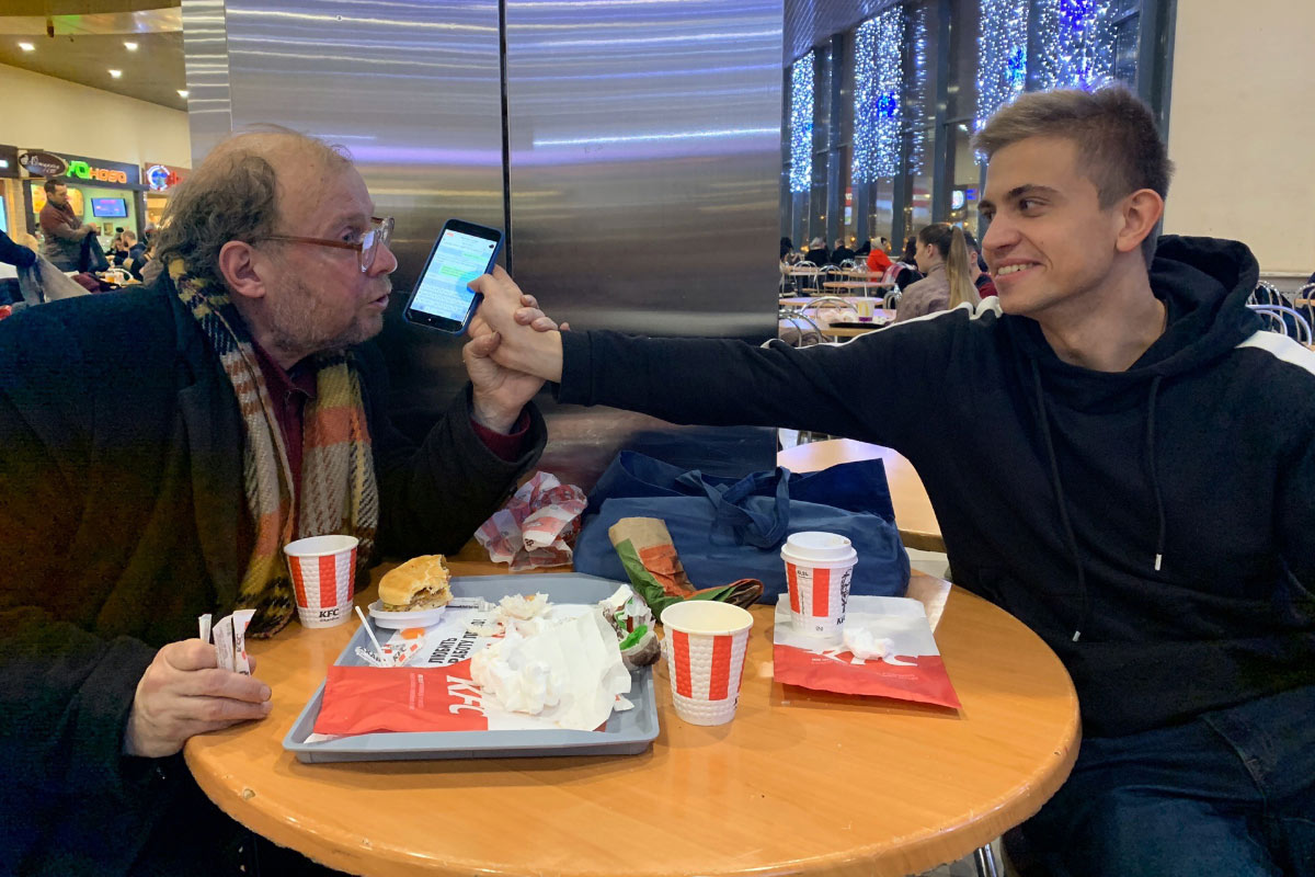 Игорь Коновалов и его продюсер Владислав Баханович за обедом в KFC. Владислав организовал показ одного из фильмов Игоря в Центральном доме кино. Источник: сообщество «Фильм „Бездомный с киноаппаратом“» во «Вконтакте»