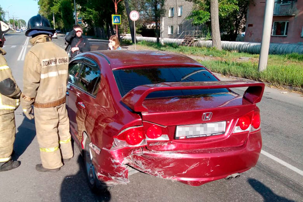 Наша Хонда. В ДТП она оказалась зажата между двумя другими автомобилями