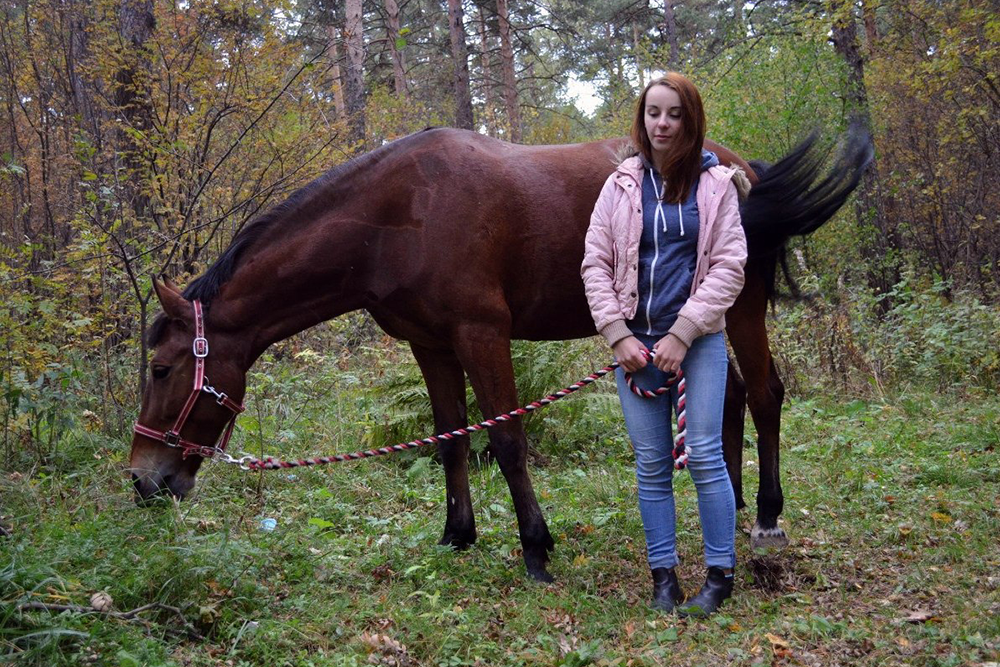 Гуляю с лошадью. На ней недоуздок, а у меня в руках чомбур