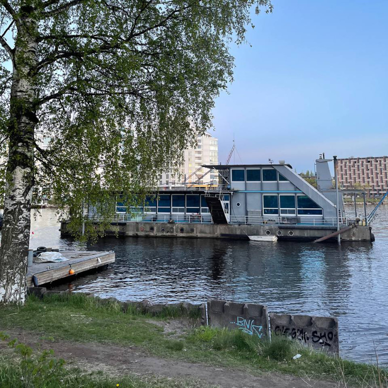 Регулярно чистим берег от мусора. Когда живешь на природе, задумываешься над тем, какой след оставляешь. Мы, например, настолько привыкли сортировать мусор, что не можем иначе