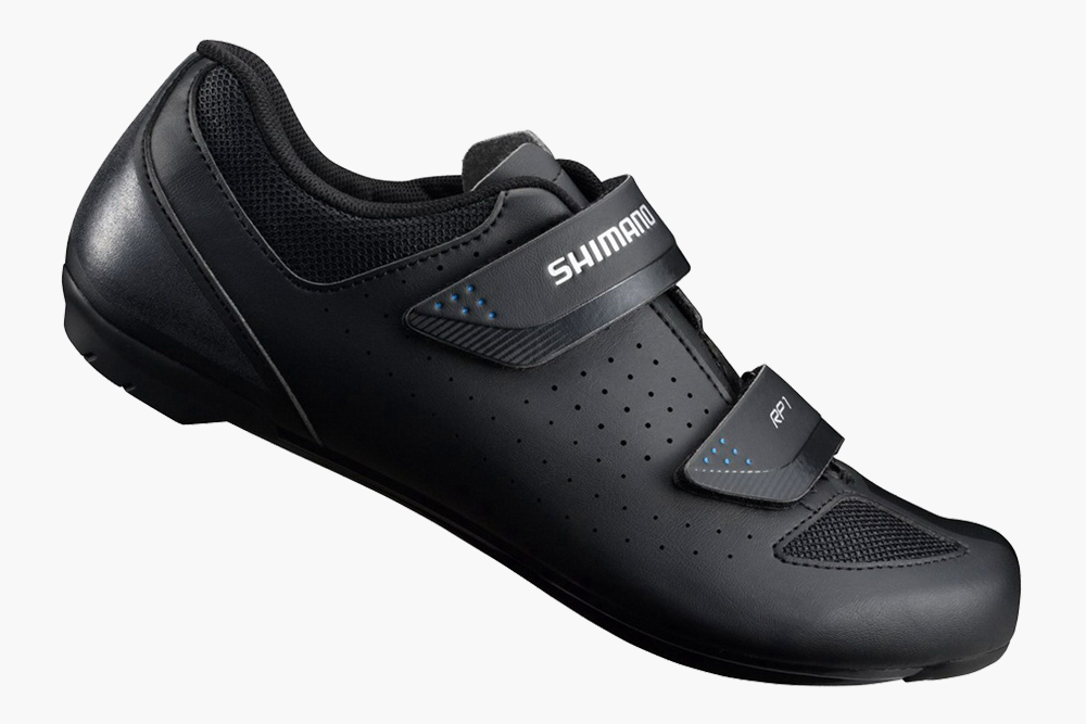 В студии Velobeat выдают велотуфли бренда Shimano, модель SH⁠-⁠RP100. В магазине такие стоят около 10 000 ₽. Источник: bike.shimano.com