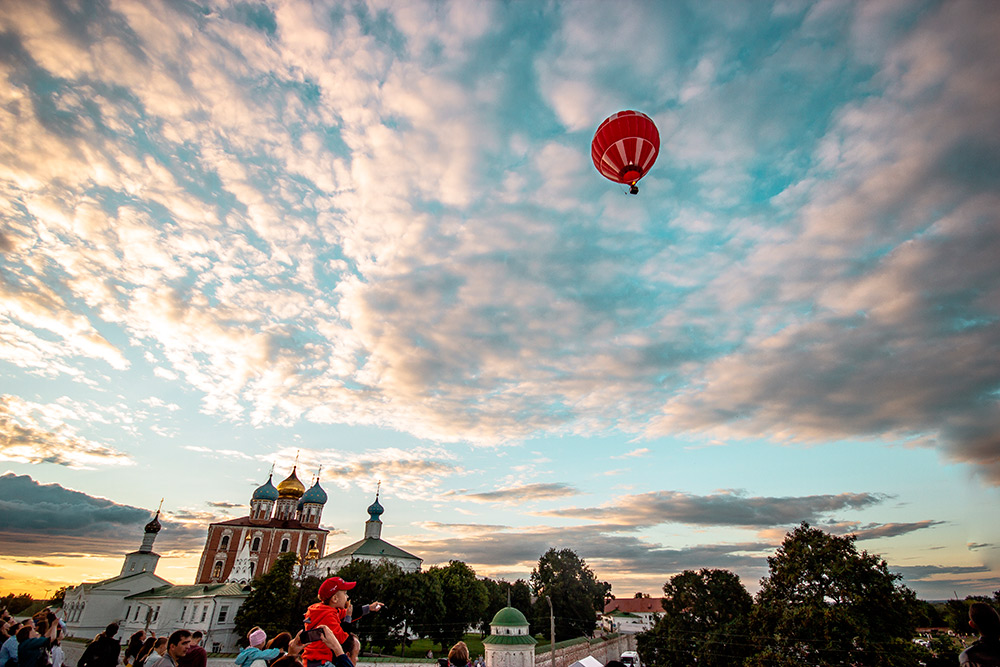 Участники фестиваля у Кремля. Источник: Marina Biryukova / Shutterstock