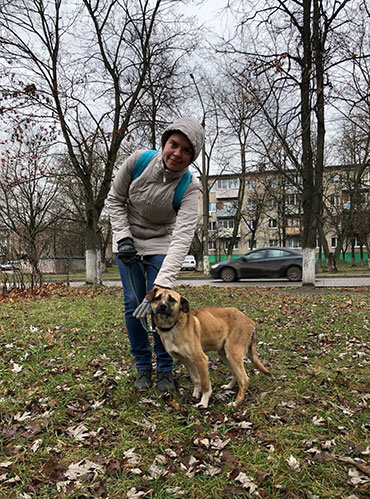 Тобби в прошлом бродячая собака, но на поводке ходит так, будто делает это с щенячества