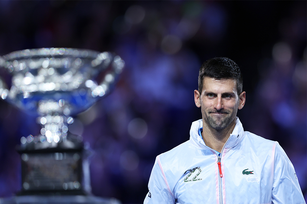 Новак Джокович с трофеем Открытого чемпионата Австралии 2023. Источник: Clive Brunskill / Getty Images