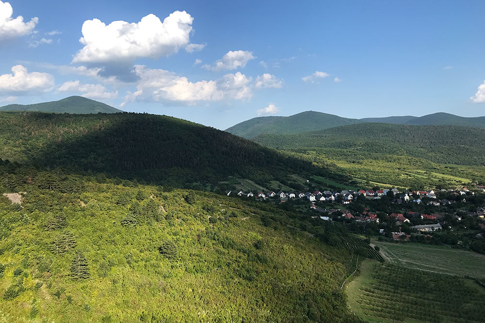 Венгрия с Земпленских гор. Этот массив занимает крупную часть на севере страны и заходит на территорию Словакии. Высота некоторых пиков всего около 500 м, но виды головокружительные