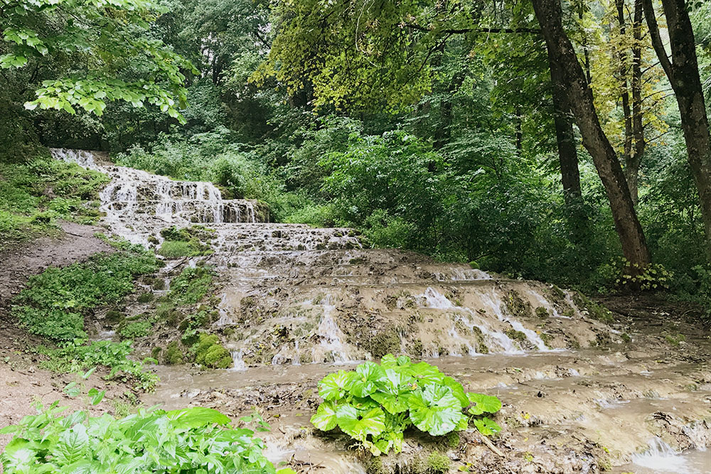 Водопад Фатёл действительно похож на длинную белую фату