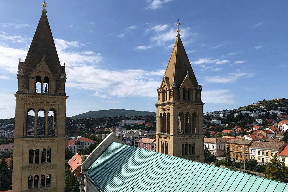 Одна из старейших построек — собор Петра и Павла. Обязательно стоит зайти внутрь и подняться на колокольню: оттуда Печ смотрится очень красиво