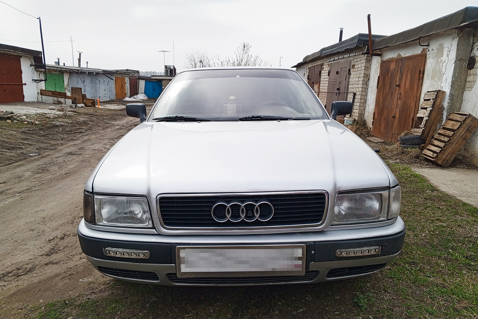 Моя Audi 80 на фоне гаража, в котором ее обслуживаю