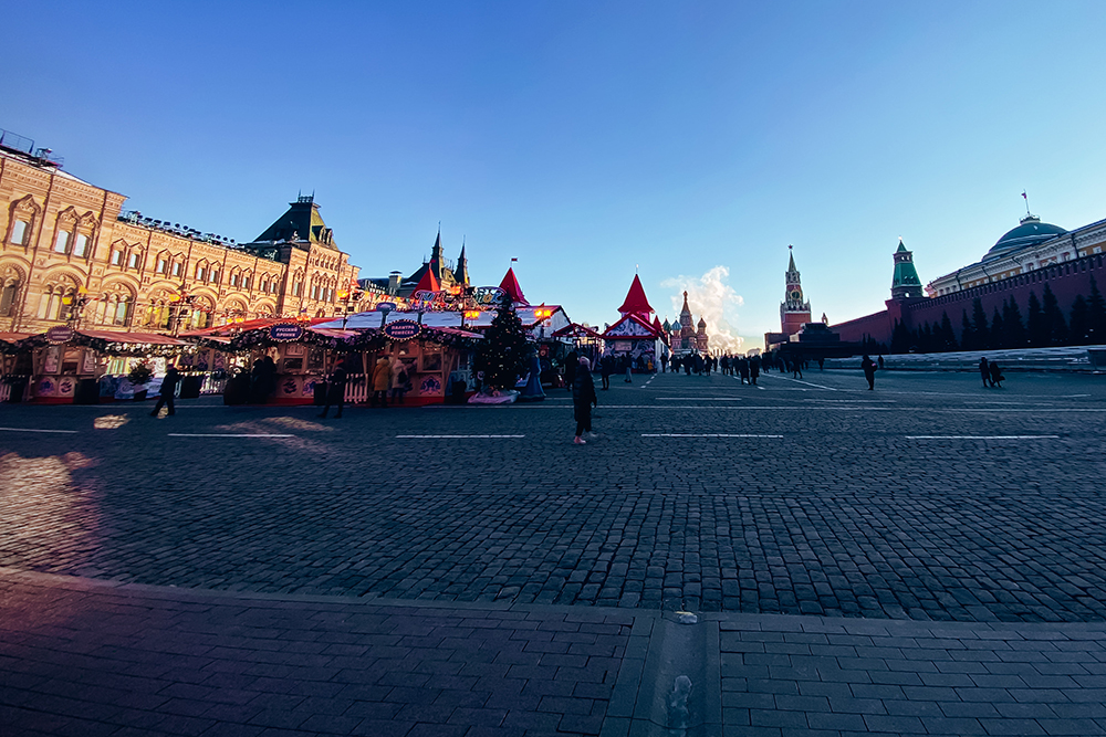 Каток и ярмарка занимают половину Красной площади