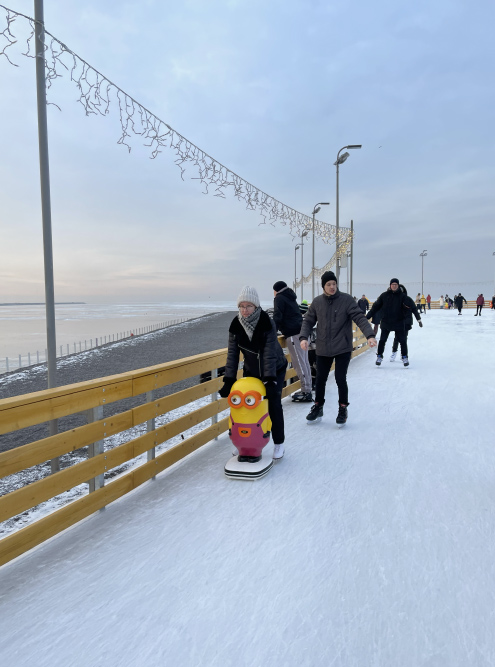 Для тех, кто не очень уверенно катается, есть бесплатные пластиковые помощники