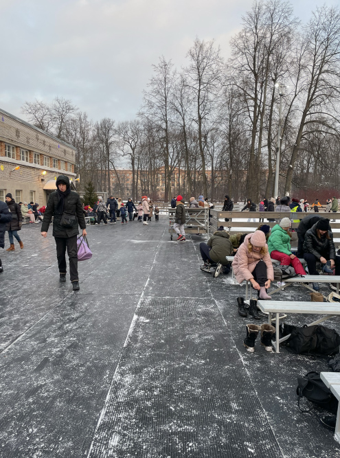 Коньки лучше надевать на лавках возле катка: там удобный резиновый пол