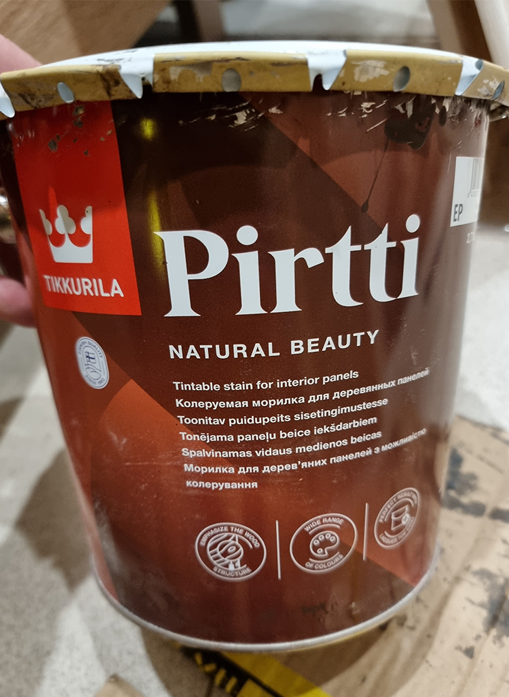 Использовал краску Tikkurila Pirtti. Наносил кистью шириной 100 мм