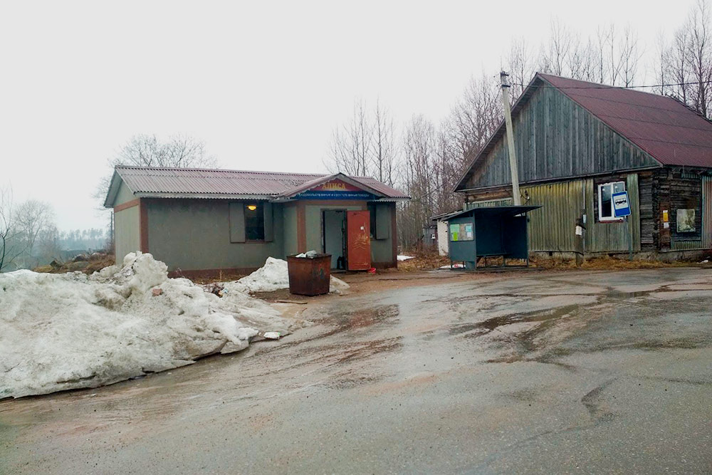 В Великом асфальтированная дорога, магазинчик и автобусная остановка. В магазин приносят почту для жителей. Еще в нем не продают спиртное, поэтому если кому-то понадобится — придется ехать 10 км в Кондратьево