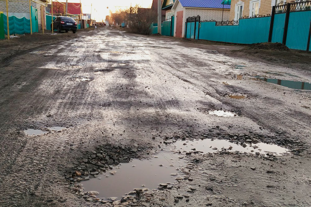 Если центральные улицы города власти привели в порядок, то во дворах до сих пор сложно проехать