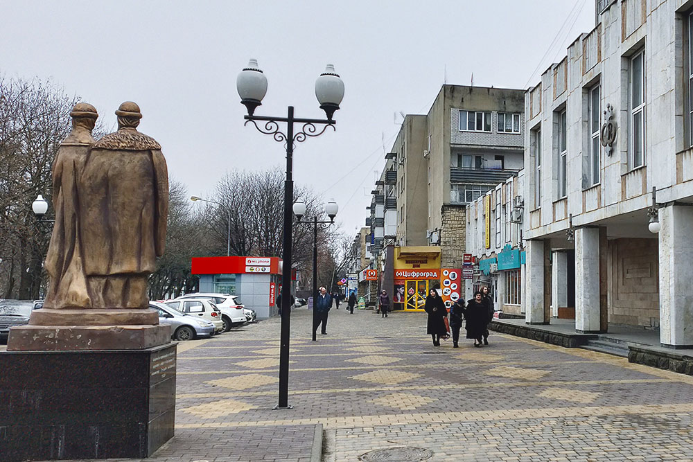 Улицы города. Справа — загс, а за ним — жилые дома