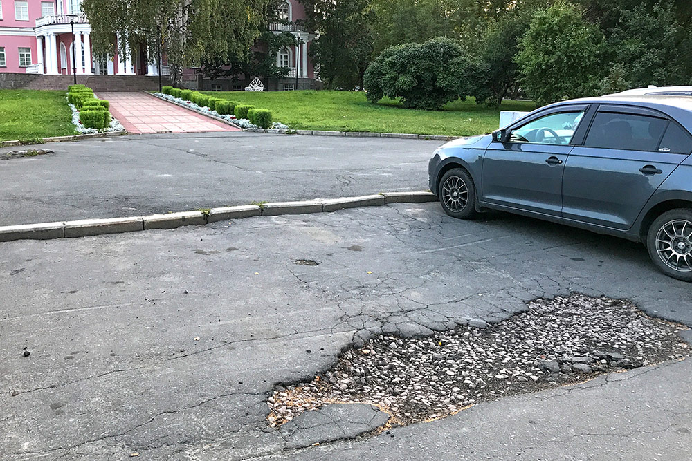 Эта яма расположена в самом центре перед загсом