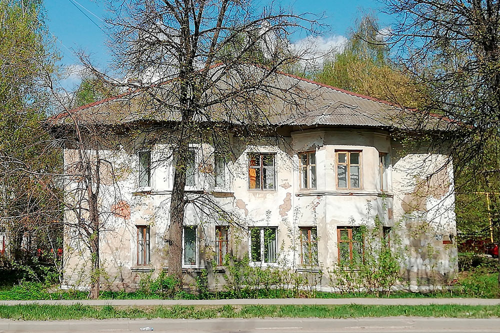 В Йошкар-Оле нередко можно увидеть такие обшарпанные дома, в которых до сих пор живут люди