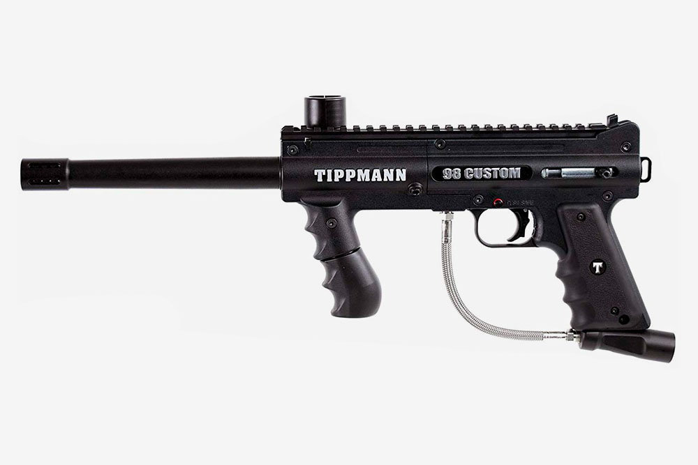 Механический маркер Tippmann 98 Custom. Настоящий ветеран из мира пейнтбола. Часто используется в пейнтбольных клубах в качестве прокатного оборудования из-за своей дешевизны и неубиваемости. Модель устаревшая, но все еще в ходу