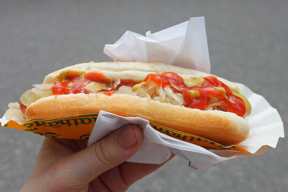 Хот-дог возле Центрального парка обойдется в 2 $ (130 ₽). В киосках Nathan’s Famous обычный хот-дог стоит 3,50 $ (228 ₽), с квашеной капустой — 3,75 $ (245 ₽). Сочетание необычное, но вкусно