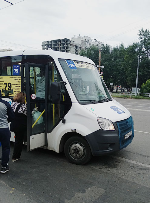 Сбоку наклейка «экскурсионный», а в синем квадрате — «Инв. № 79». Так делают те перевозчики, которым не выдали лицензию на пассажирские перевозки