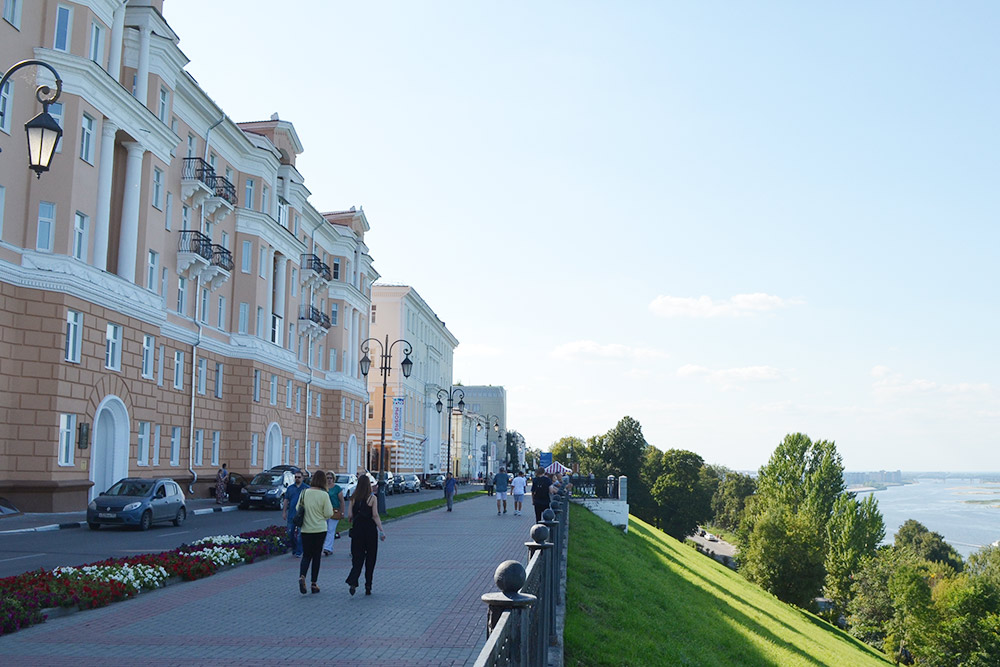 Сталинки на Верхневолжской набережной. Тут высокие потолки и красивый вид из окна. В одном из таких домов находится самая дорогая квартира Нижнего, она стоит 50 млн рублей