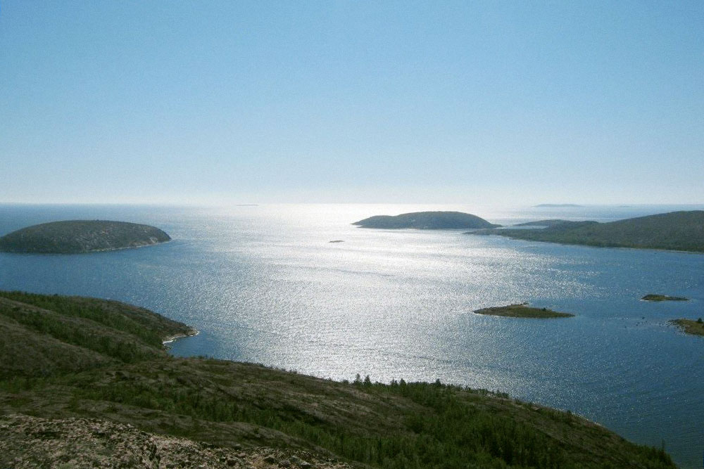 Вид на Белое море с острова Немецкий Кузов, куда я ездила на экскурсию в свой выходной. Его высота — 118 метров, это одна из самых высоких точек Белого моря