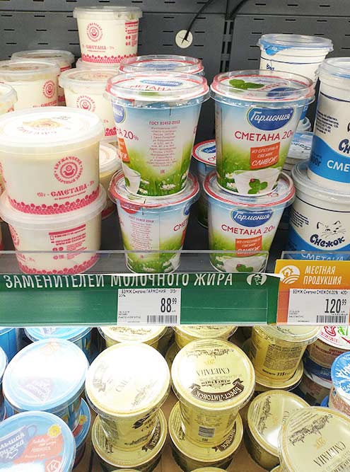 В «Карусели» продукты без заменителей стоят отдельно, а молочный прилавок большой и не влезает в кадр