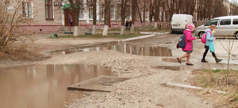 Дорожники иногда засыпают ямы щебнем. Однако толку нет