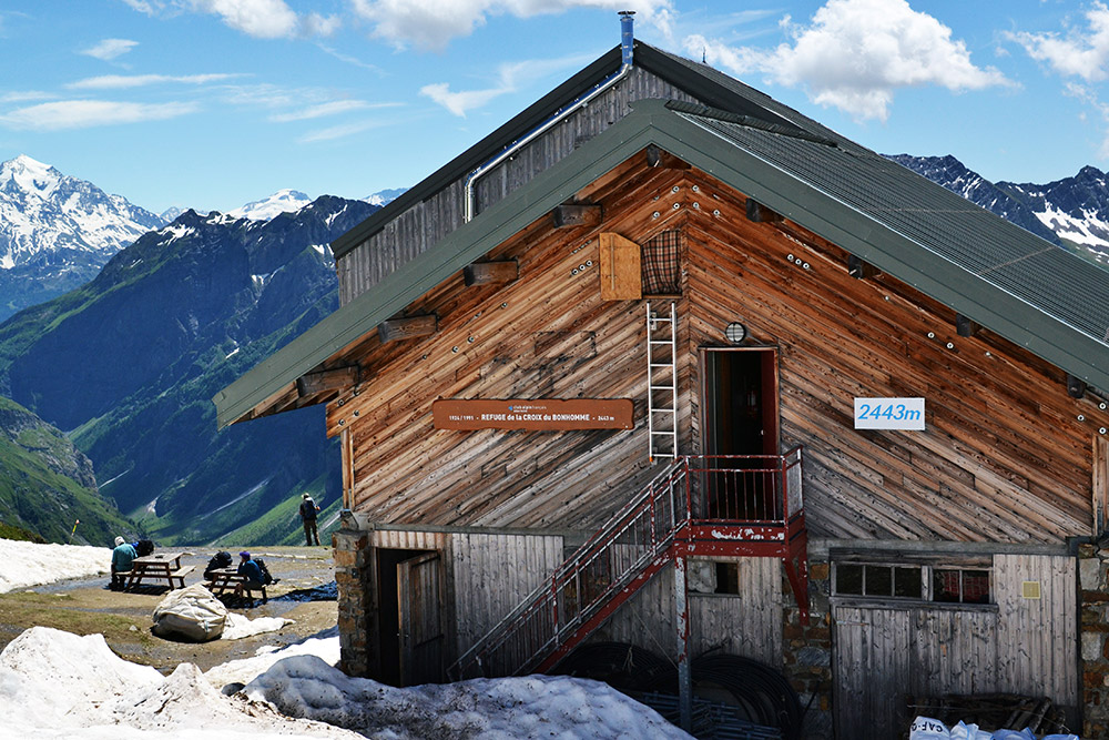 Refuge de la Croix du Bonhomme на высоте 2443 м всегда переполнен. Места лучше бронировать до 8 июня, когда открывается сезон