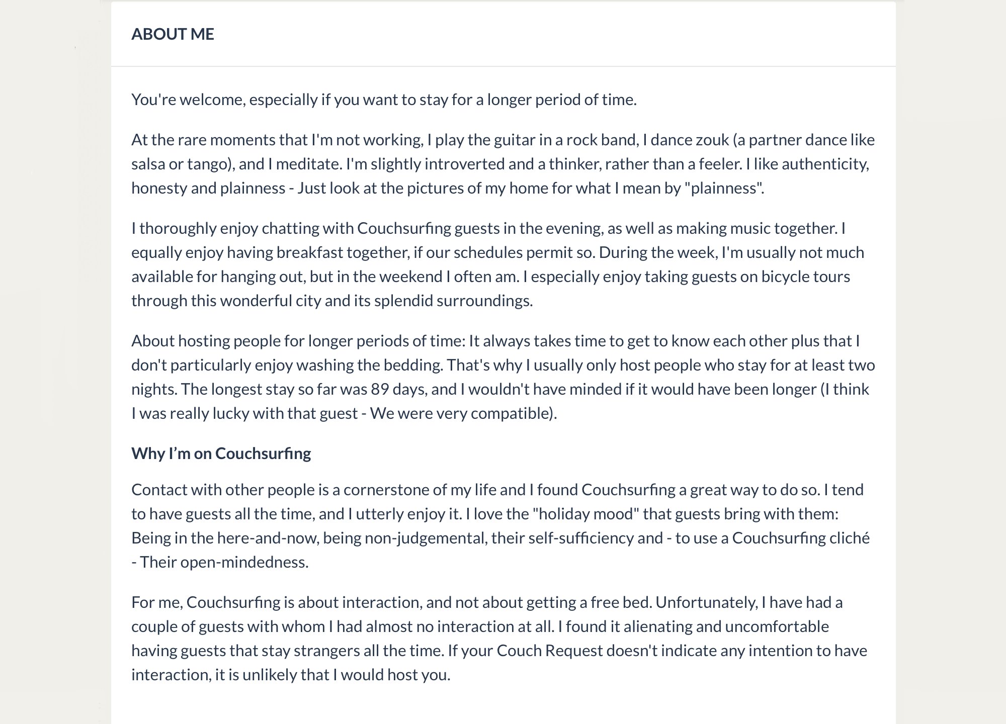 Пример подробно заполненного профиля. Хост играет на гитаре, танцует и медитирует. Скорее всего, у него много шансов найти жилье. Люди с незаполненным профилем, наоборот, будут долго искать жилье — и вообще вряд ли его найдут