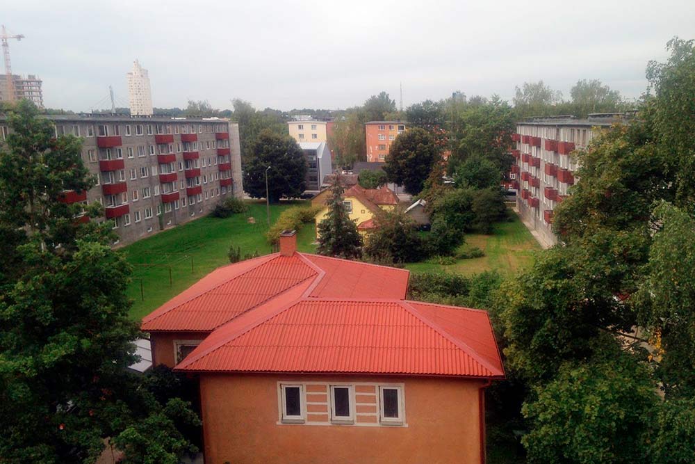 Частные дома и хрущевки в нашем районе стоят вперемежку