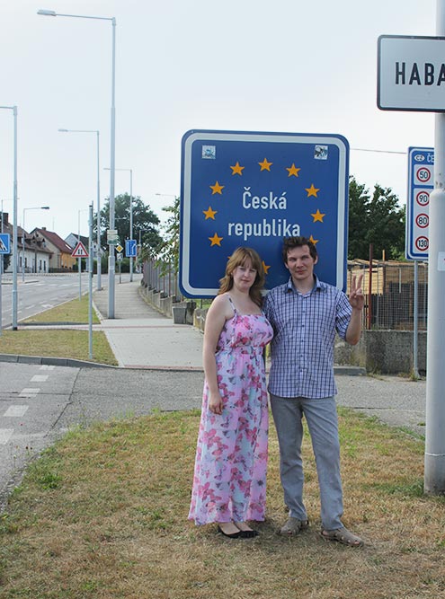 В Европе нет контрольно-пропускных пунктов между странами. Мы узнали, что покинули территорию Польши и въехали в Чехию, только когда увидели дорожный знак