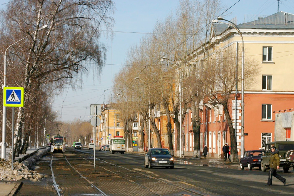 Кировский район в Кемерове состоит в основном из таких домов. Высоток там я не видела. Зато после закрытия ряда заводов в 1990-е годы Кировский стал одним из самых чистых районов города