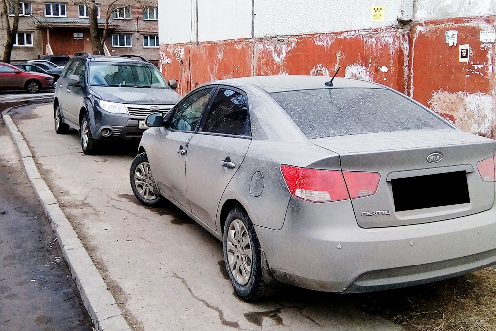 Въезд во двор дома, где живут мои родственники, — сразу две машины на тротуаре. С чемоданом или коляской не пройти, со встречным пешеходом не разминуться