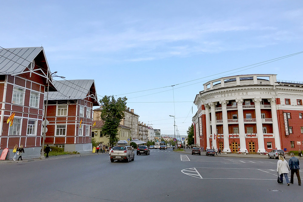 Проспект Ленина в Петрозаводске. Несколько лет назад строительная компания хотела снести деревянные дома слева, но их удалось сохранить. Справа на фото — гостиница «Северная»