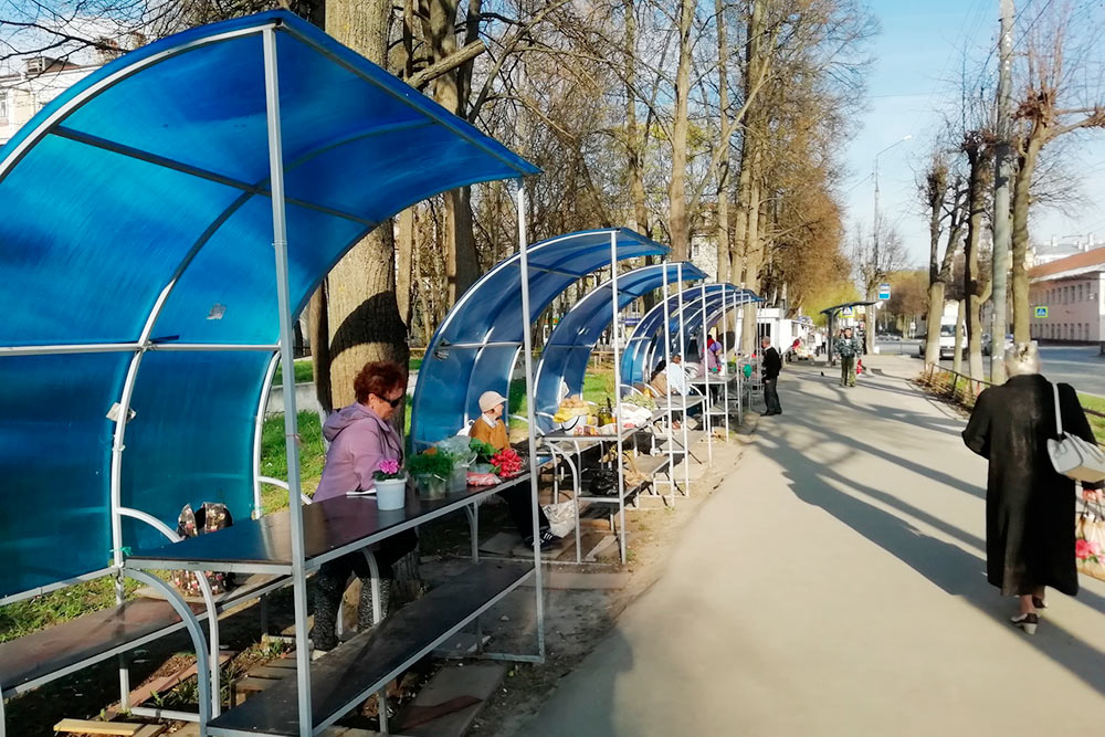 Так выглядит мелкий рынок, расположенный в одном из спальных районов города. По сути, это просто небольшой торговый ряд. Цены здесь, как правило, в полтора раза ниже, чем в супермаркетах