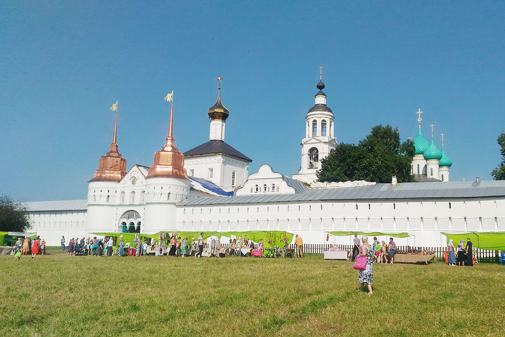 Толгский женский монастырь. В дни открытия кедровой рощи здесь проходит ярмарка — продают местные поделки, украшения, натуральный мед и чай