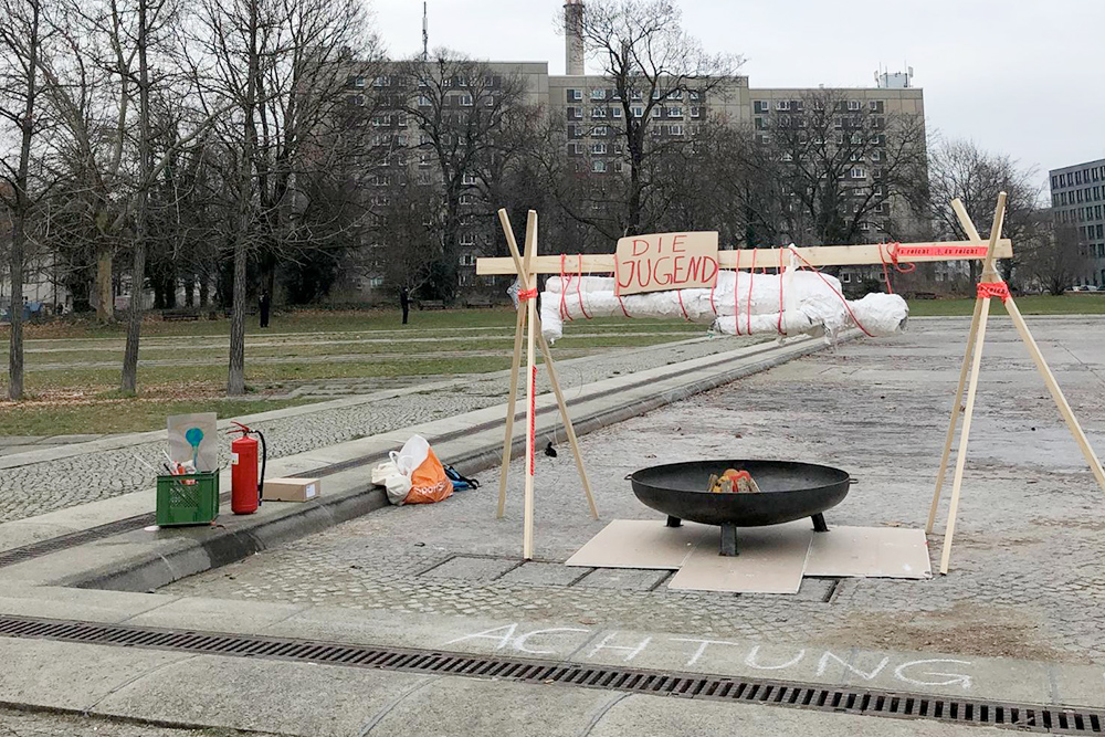 Порядок должен быть во всем. Во время демонстрации против угольных электростанций протестующие решили спалить символическое молодое поколение. Рядом, разумеется, стоит огнетушитель: мало ли что