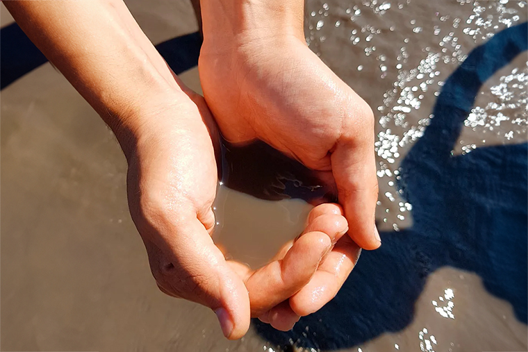 Вода в Манжерокском озере была грязно-коричневой