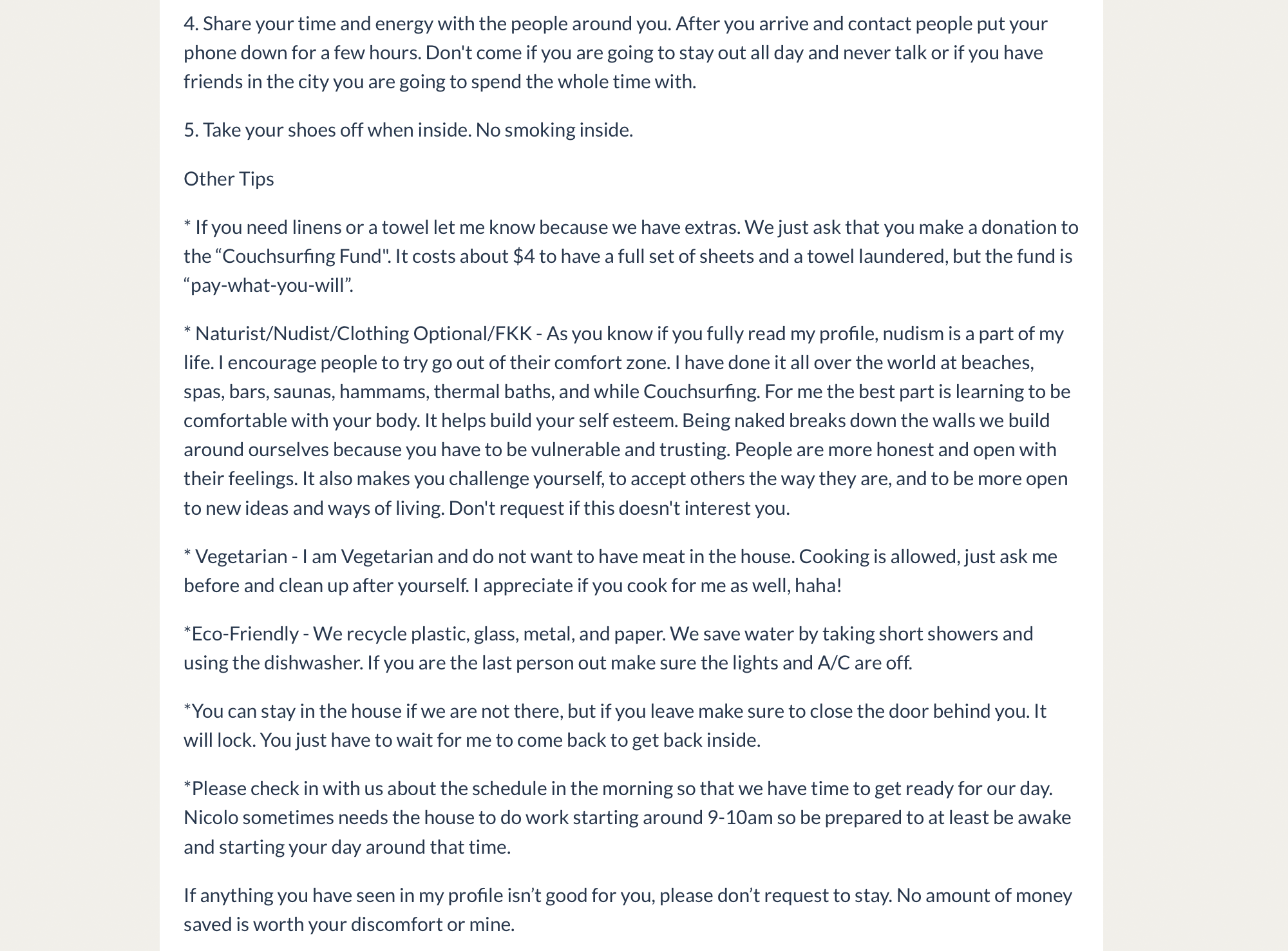 Хост просит гостей убрать телефон подальше, снимать ботинки и экономить воду. Еще он нудист