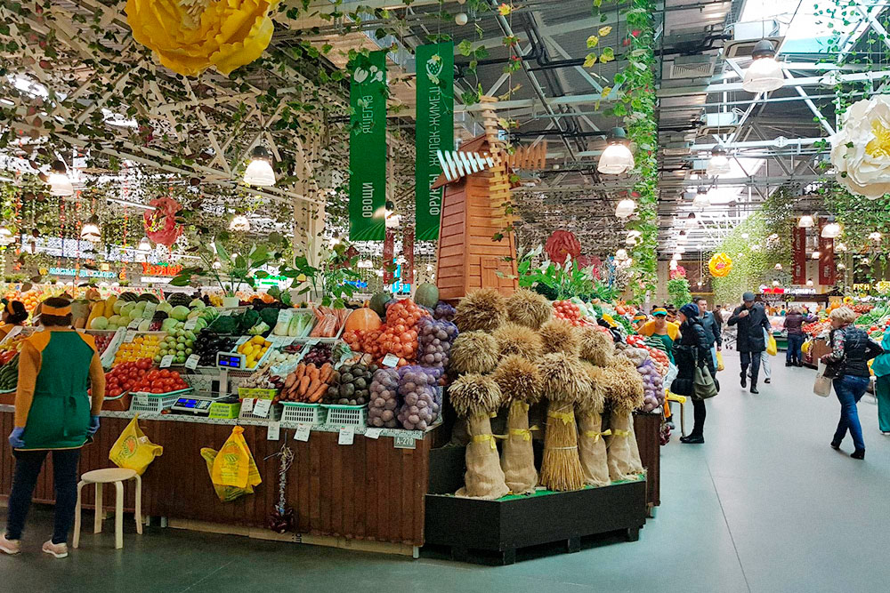 В парке продают овощи, фрукты, мясо, рыбу, молочку, орехи, сладости и специи. Но мы туда за покупками не ездим: там дорого