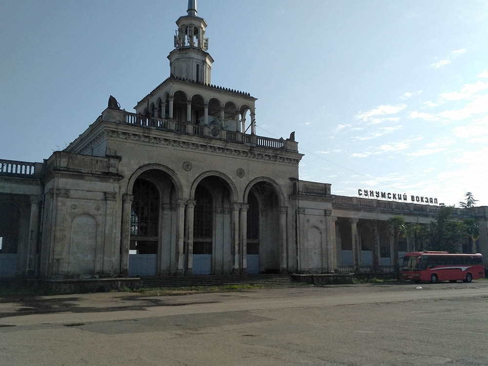 Железнодорожный и автовокзал в Сухуме. Это конечная станция для междугородних маршруток