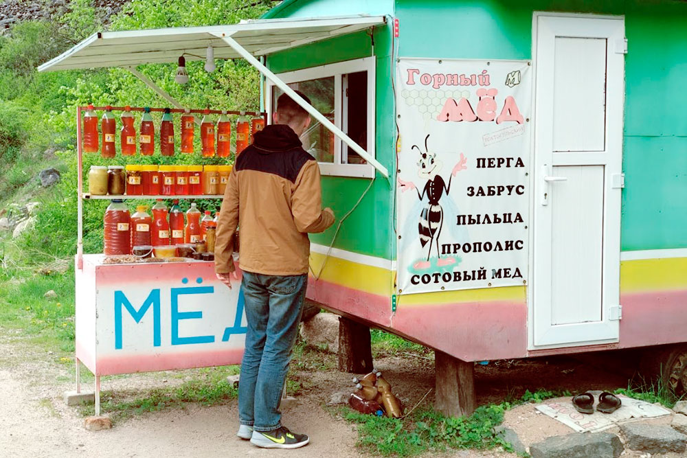 На дороге в районе Токтогула много пасек и продают отличный мед