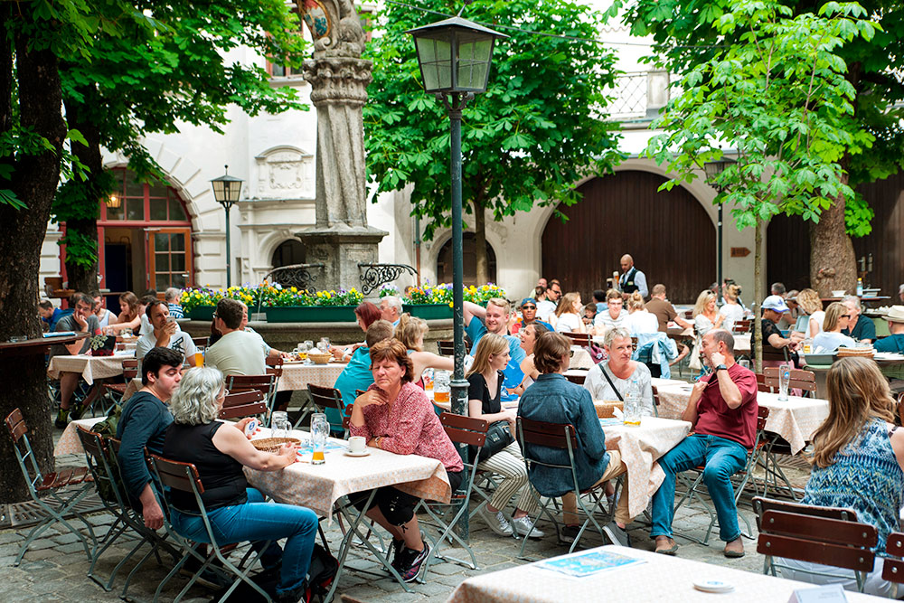 Типичный Biergarten работает по принципу самообслуживания: можно купить блюда с прилавка, но не возбраняется и принести с собой из дома, если заказывать пиво или другие напитки. Фото: Sharkshock / Shutterstock