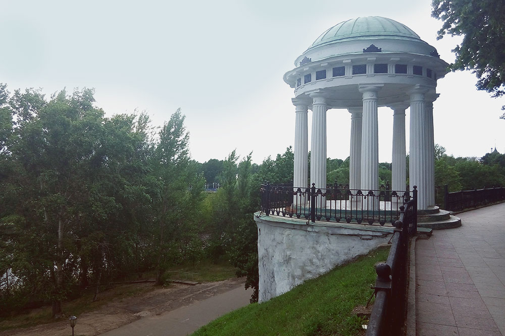 Беседка на волжской набережной — один из символов Ярославля