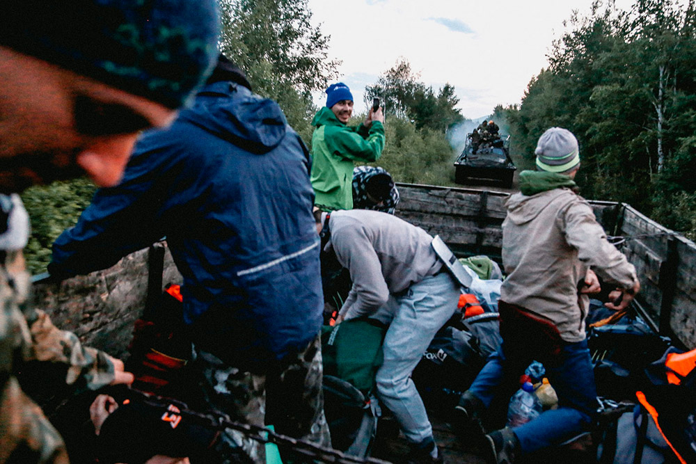 Едем в кузове камаза, а сзади уже догоняет вездеход с полицейскими из Улан-Удэ. Скоро мы на него пересядем и поедем до точки старта сплава. Фото: Александр Колбин