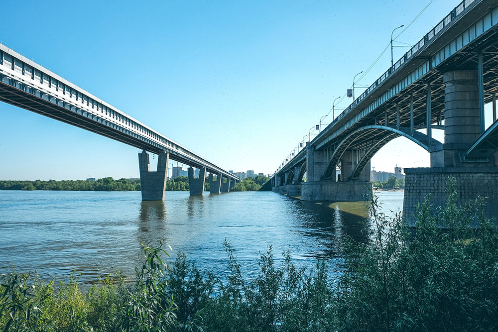 Метромост и Октябрьский мост. Вид на левый берег с набережной